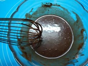 用手动打蛋器充分搅拌顺滑，半流体状态