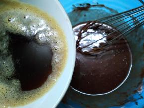 将微温的焦化黄油倒入面糊中