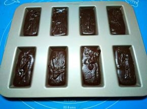 将面糊倒入模具中，轻震几下，送入预热好的烤箱，上下火170度，烤18分钟