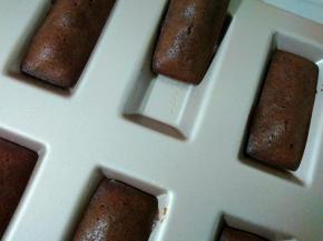 烤好后，脱模放晾凉网上，模具不沾效果很好，轻轻一推就下来了