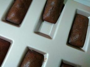 烤好后，脱模放晾凉网上，模具不沾效果很好，轻轻一推就下来了