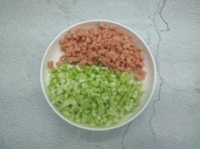 小青菜取梗，切丁，火腿肠切丁