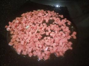 锅里放适量油，翻炒火腿肠，盛盘