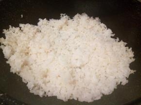 锅里放少许油，将米饭翻炒至松散