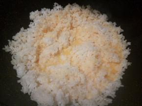 加鸡蛋液在米饭里
