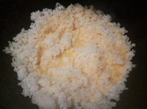 加鸡蛋液在米饭里