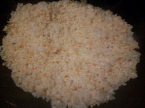 开大火，用铲子不断翻炒，翻炒至米饭和鸡蛋液裹一起，