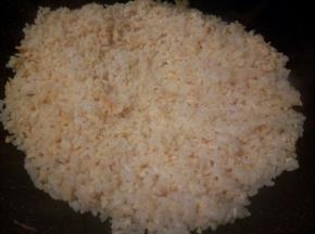 开大火，用铲子不断翻炒，翻炒至米饭和鸡蛋液裹一起，