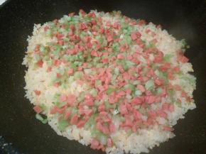 加入火腿肠，青菜丁翻炒