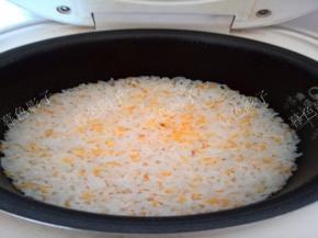 煮的小米都在锅底了，用饭铲拌几下就均匀了