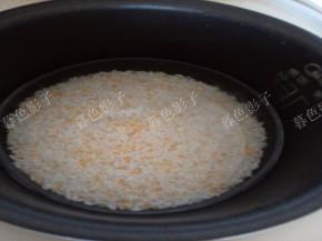 大米和小米淘洗一下，加水超过米3公分左右。在电饭煲胆里泡二个小时。