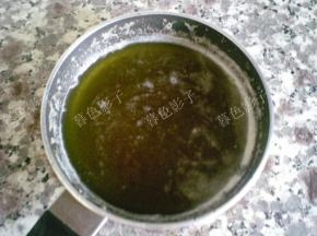 黄油用小火煮到有焦糖色离火、