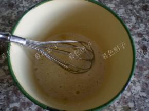 蛋白和糖用手动打蛋器搅打出现大泡