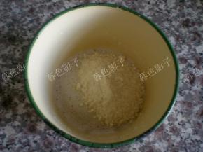 蛋糕粉过筛和杏仁粉放在蛋白的容器里、混合均匀合到无干粉