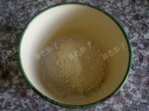 蛋糕粉过筛和杏仁粉放在蛋白的容器里、混合均匀合到无干粉