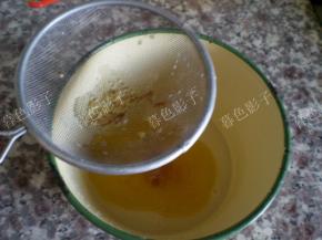 黄油过筛到面糊里边