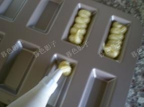 黄油过筛到面糊里边