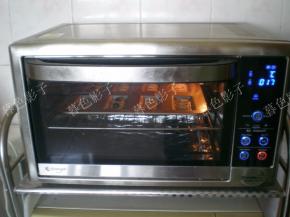 预热烤箱190度，烤盘放在烤箱的中层，烤箱设置：上下火170度，时间17分钟