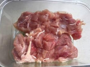 翻过来割几刀花，然后撒盐腌一会儿