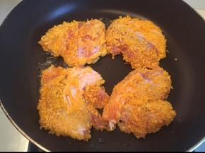 锅里放适量油，烧热。放入鸡块小火煎