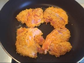 锅里放适量油，烧热。放入鸡块小火煎