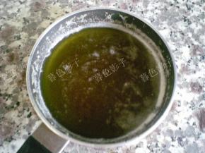 黄油用小火煮到有焦糖色离火、放着冷却去做下一步