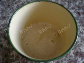 蛋白和糖放在一个容器里，鸡蛋最好用室温的，用手动的蛋抽搅打成大泡泡