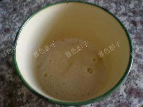 蛋白和糖放在一个容器里，鸡蛋最好用室温的，用手动的蛋抽搅打成大泡泡