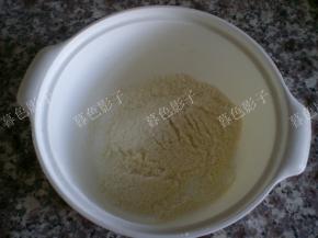 蛋糕粉过筛和杏仁粉放在一个容器里。用手搓开杏仁粉，并且和蛋糕粉混合