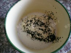 粉类，黑芝麻的全部倒进蛋白液里，混合到无干粉、即为融合的面糊