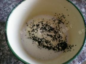 粉类，黑芝麻的全部倒进蛋白液里，混合到无干粉、即为融合的面糊