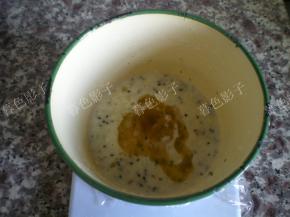 这时黄油已经不热了，加到面糊里混合到黄油和面糊融合，松弛10分钟，