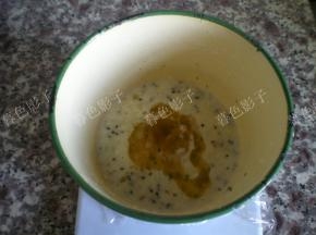 这时黄油已经不热了，加到面糊里混合到黄油和面糊融合，松弛10分钟，