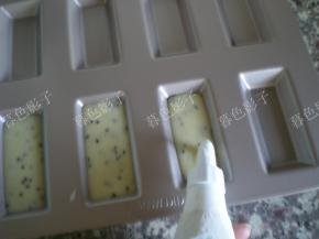 面糊进装裱花袋里。不要给模具刷油或者做任何处理，在每一个模具里挤上八分满的面糊就OK了