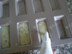 面糊进装裱花袋里。不要给模具刷油或者做任何处理，在每一个模具里挤上八分满的面糊就OK了