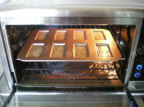 烤盘放在烤箱的中层，烤箱设置：上下火170度，时间16分钟.开启热风模式