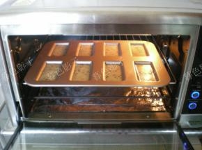 烤盘放在烤箱的中层，烤箱设置：上下火170度，时间16分钟.开启热风模式