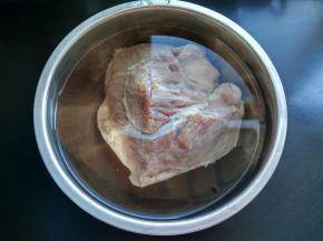 牛肉提前泡出血水并洗净。