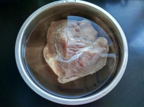 牛肉提前泡出血水并洗净。