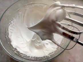 蛋清加入蛋白粉混合后分三次加入砂糖打发至硬性。
