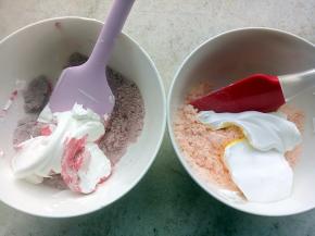 打好的蛋清平均分成三份，每份与三种不同颜色的杏仁糖粉混合，注意这个步骤不要画圈搅拌，先翻拌（或切拌），之后再压拌。