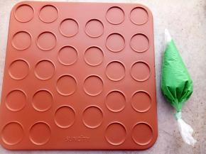 绿色做成圆形马卡龙。