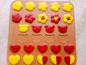 注意挤的时候裱花袋要与烤盘垂直，均匀的挤在阳晨马卡龙烤盘上。