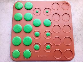 同样绿色的也要垂直挤在阳晨马卡龙圆形烤盘上(绿色分别挤了大小不同的圆形和小星星，因为一会要做成圣诞树),都挤好以后，静置晾皮20-40分钟（这个晾皮的时间不是固定的，根据湿度来决定时间的长短。检查皮是否已经晾好了，用手指触碰马卡龙表面不粘手就可以了。但是时间不能太长，否则在烘烤的时候会裂开）烤箱160度预热（至少20分钟）皮晾好就可以放入烤箱了，160度烤12-15分钟。