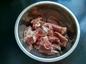 牛肉切块再泡水。