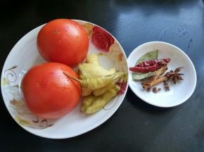 准备好番茄，生姜，小米椒，干辣椒，八角，桂皮，香叶。