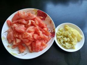 番茄洗净去皮切碎，小米椒切碎，生姜切片。