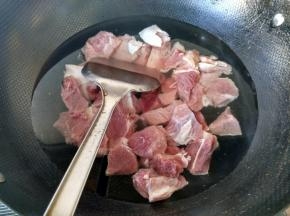 牛肉冷水下锅焯水。