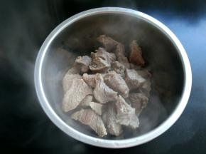 水开后去浮沫，将牛肉捞出。