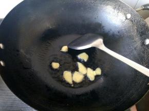 锅洗净放油，将生姜爆香。